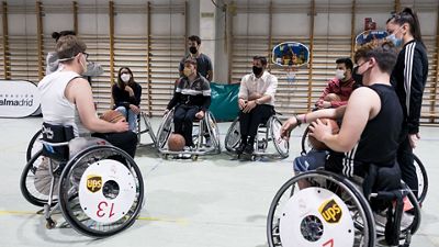 Felipe Reyes visitó la escuela de la Fundación y Signus en Getafe
