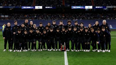 El Infantil B brindó a la afición el trofeo de campeón de LaLiga Promises