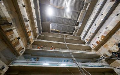 el santiago bernabéu del siglo xxi avanza la viga corona y el impactante invernadero del césped