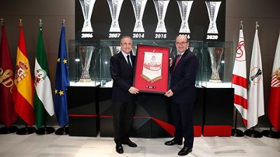 Intercambio de regalos en el Sánchez-Pizjuán