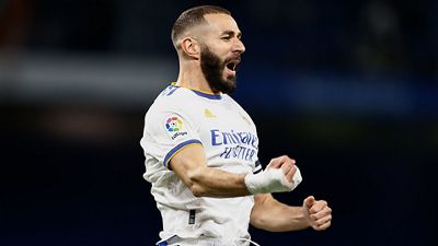 Leaders bid to take another step towards title