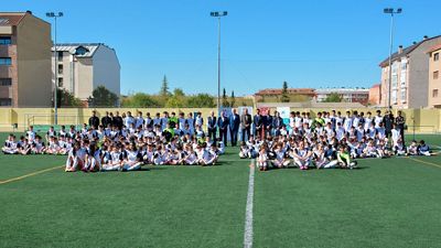 El alcalde de Tarancón recibe a Arbeloa en su visita a la escuela de la Fundación Real Madrid