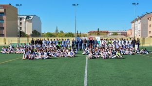 El alcalde de Tarancón recibe a Arbeloa en su visita a la escuela de la Fundación Real Madrid