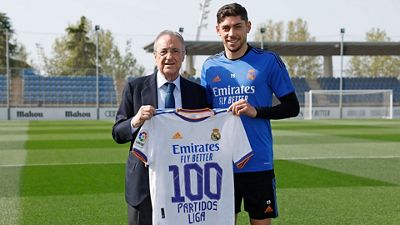 Valverde recibe en la Ciudad Real Madrid una camiseta por sus 100 partidos de Liga
