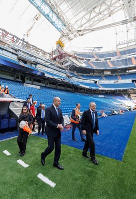 el presidente de bulgaria visita las obras del santiago bernabéu con florentino pérez