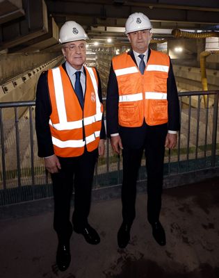 el presidente de bulgaria visita las obras del santiago bernabéu con florentino pérez