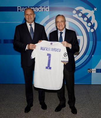 el presidente de bulgaria visita las obras del santiago bernabéu con florentino pérez