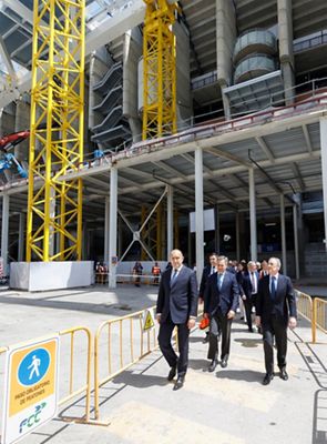 el presidente de bulgaria visita las obras del santiago bernabéu con florentino pérez