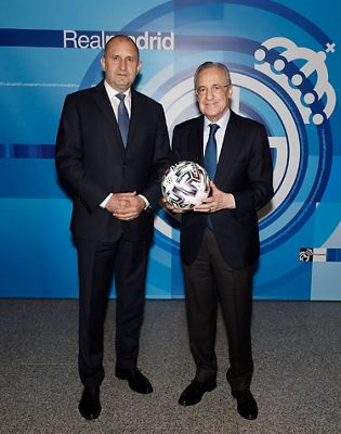 el presidente de bulgaria visita las obras del santiago bernabéu con florentino pérez