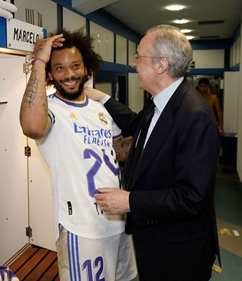 el presidente felicitó a los campeones en el vestuario