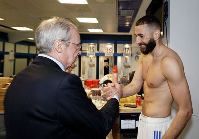 el presidente felicitó a los campeones en el vestuario