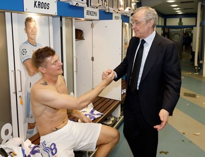 el presidente felicitó a los campeones en el vestuario