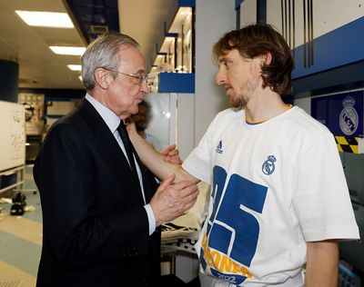 el presidente felicitó a los campeones en el vestuario