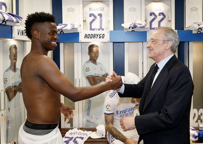 el presidente felicitó a los campeones en el vestuario