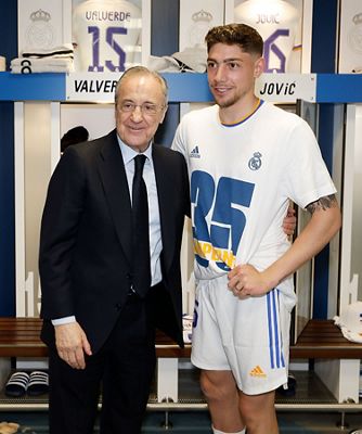 el presidente felicitó a los campeones en el vestuario