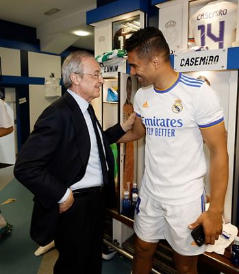 el presidente felicitó a los campeones en el vestuario