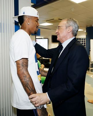 el presidente felicitó a los campeones en el vestuario