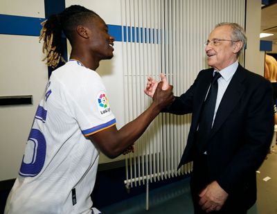 el presidente felicitó a los campeones en el vestuario