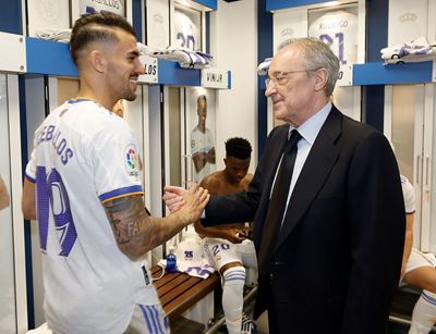 el presidente felicitó a los campeones en el vestuario