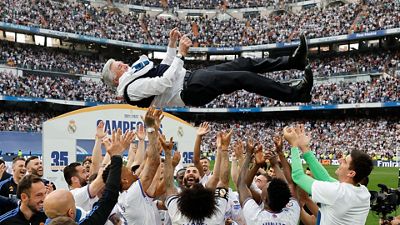 Inside Real Madrid: Los jugadores aprovechan un descuido de Ancelotti para mantearle. El míster quiere más