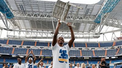 Inside Real Madrid: En la celebración no podía faltar la silla de Alaba