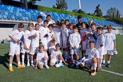 los jugadores del real madrid saludan a los niños del clínic de la fundación y caioba