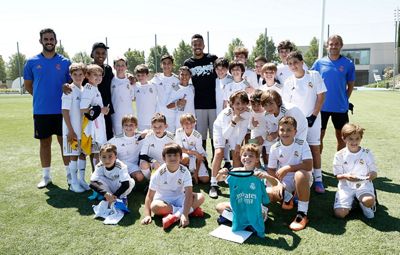 los jugadores del real madrid saludan a los niños del clínic de la fundación y caioba
