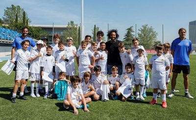 los jugadores del real madrid saludan a los niños del clínic de la fundación y caioba