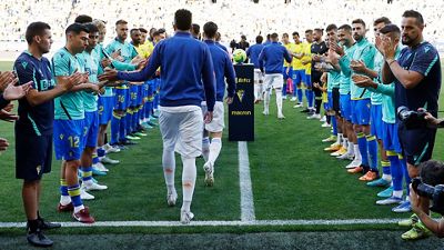 Pasillo del Cádiz al campeón de Liga