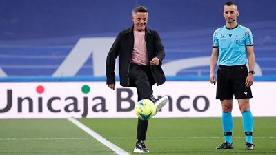 Alejandro Sanz hizo el saque de honor en el Real Madrid-Betis