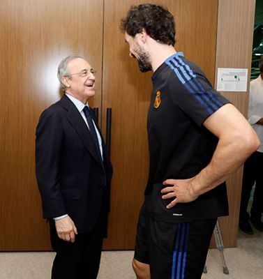 florentino pérez con el equipo en belgrado