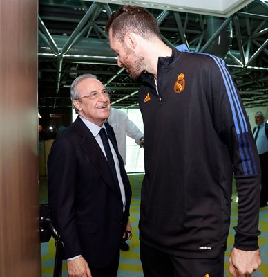 florentino pérez con el equipo en belgrado