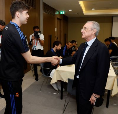 florentino pérez con el equipo en belgrado
