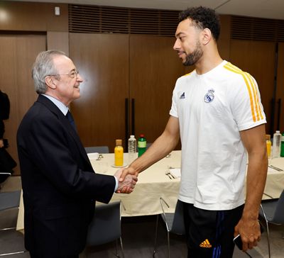 florentino pérez con el equipo en belgrado