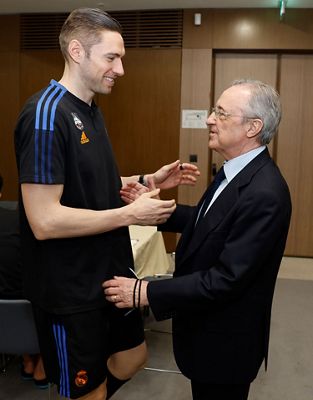 florentino pérez con el equipo en belgrado