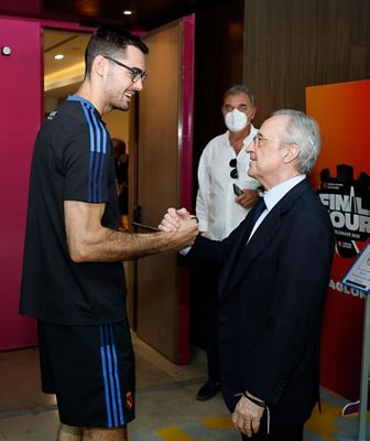 florentino pérez con el equipo en belgrado