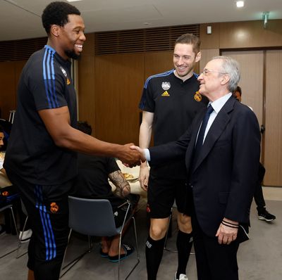 florentino pérez con el equipo en belgrado