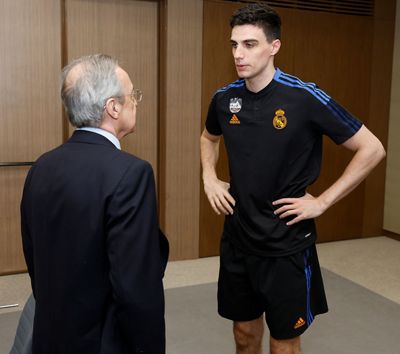 florentino pérez con el equipo en belgrado