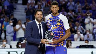 Tavares recibió el trofeo al mejor defensor de la Liga 2021-22