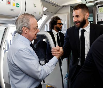 el presidente viajó con el equipo a parís