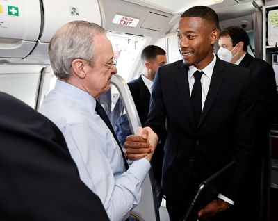 el presidente viajó con el equipo a parís