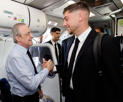 el presidente viajó con el equipo a parís