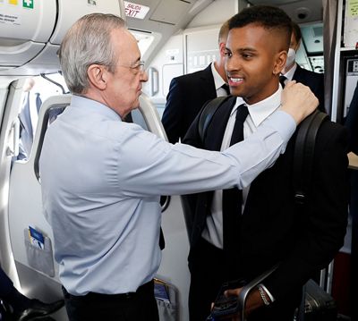 el presidente viajó con el equipo a parís