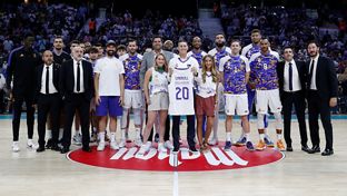 Homenaje a Carroll antes del Real Madrid-Bitci Baskonia