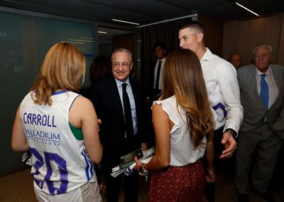 el presidente saludó a carroll en el wizink center