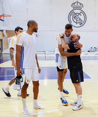 pablo laso visita a la plantilla de baloncesto
