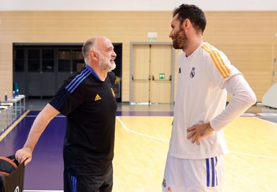 pablo laso visita a la plantilla de baloncesto