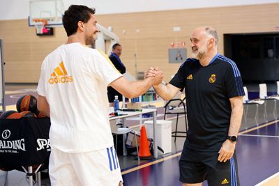 pablo laso visita a la plantilla de baloncesto
