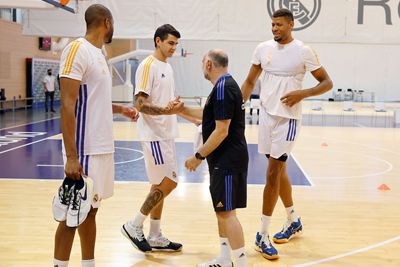 pablo laso visita a la plantilla de baloncesto