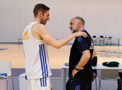 pablo laso visita a la plantilla de baloncesto